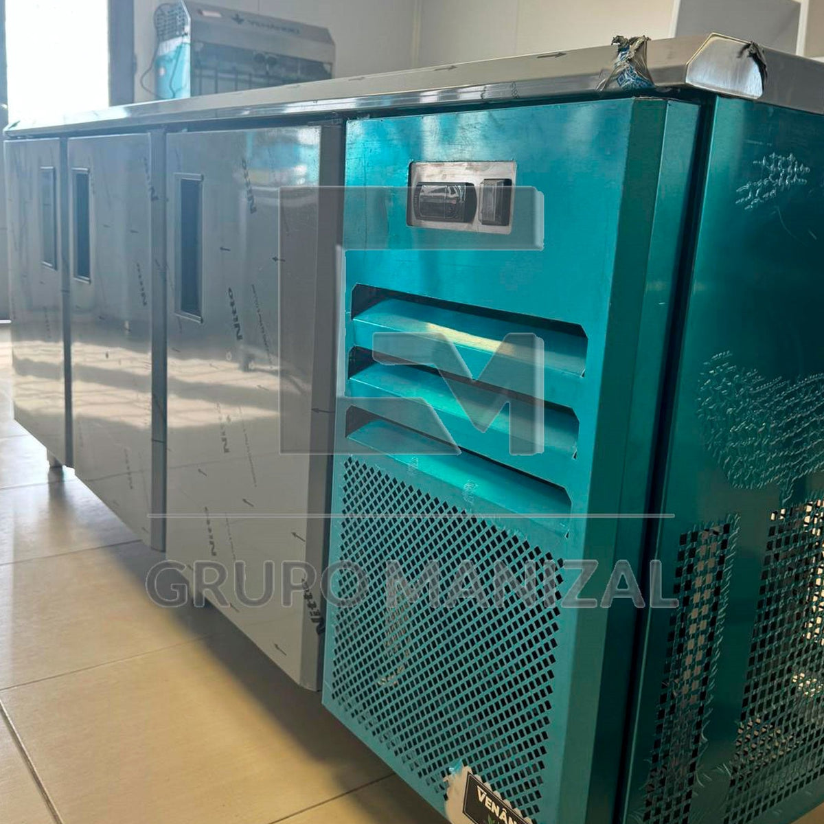 Bajo mostrador refrigerado Venâncio de 2 m instalado