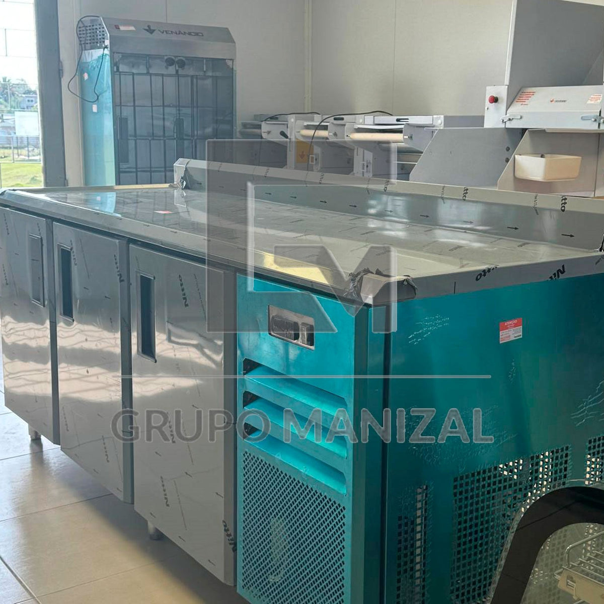 Vista lateral del bajo mostrador refrigerado Venâncio de 2 m