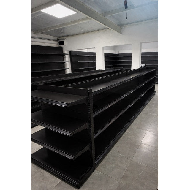 Góndolas negras instaladas en sala