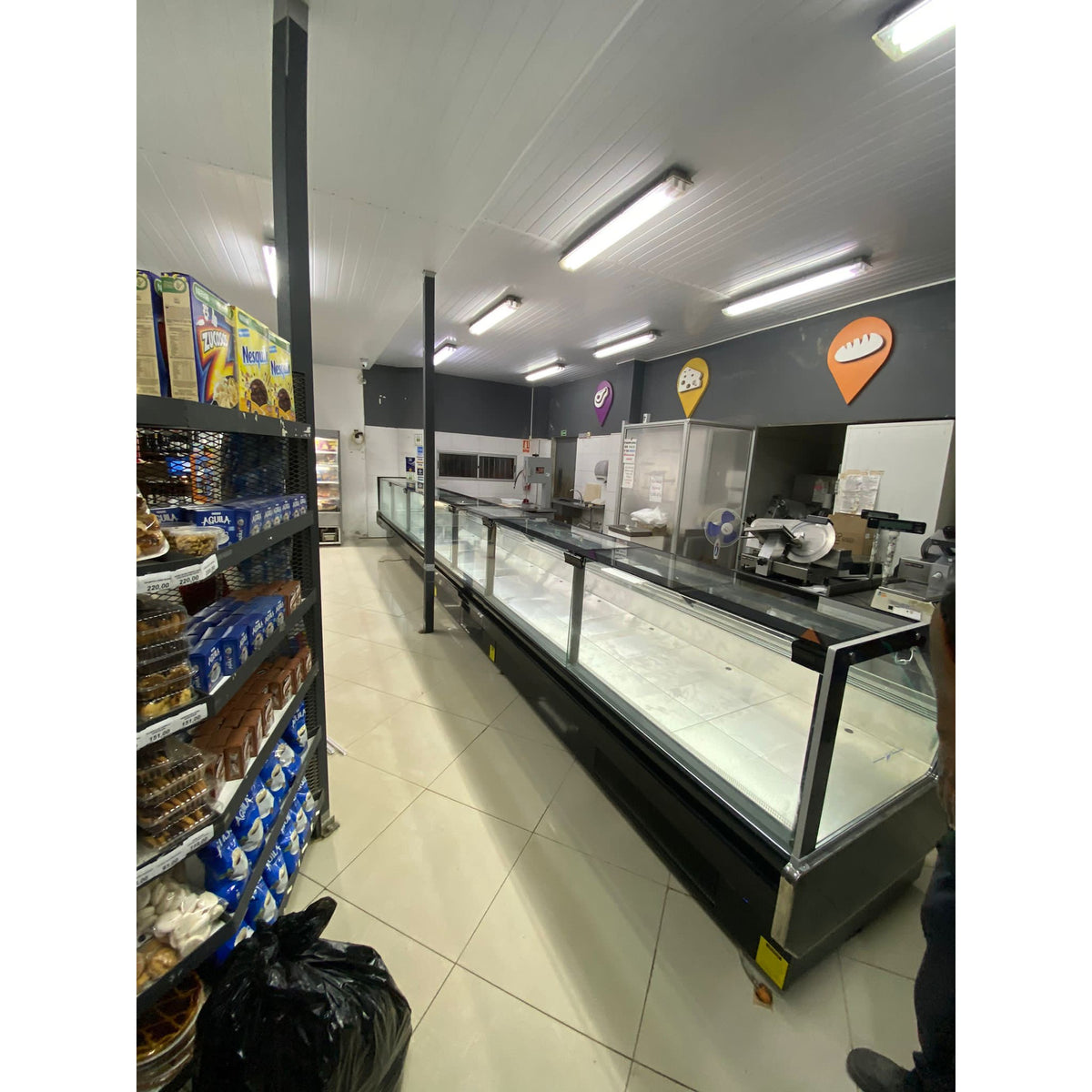 Vitrina Recta Negra Ancon Modelo Retro 1,87 m — vitrina 3
